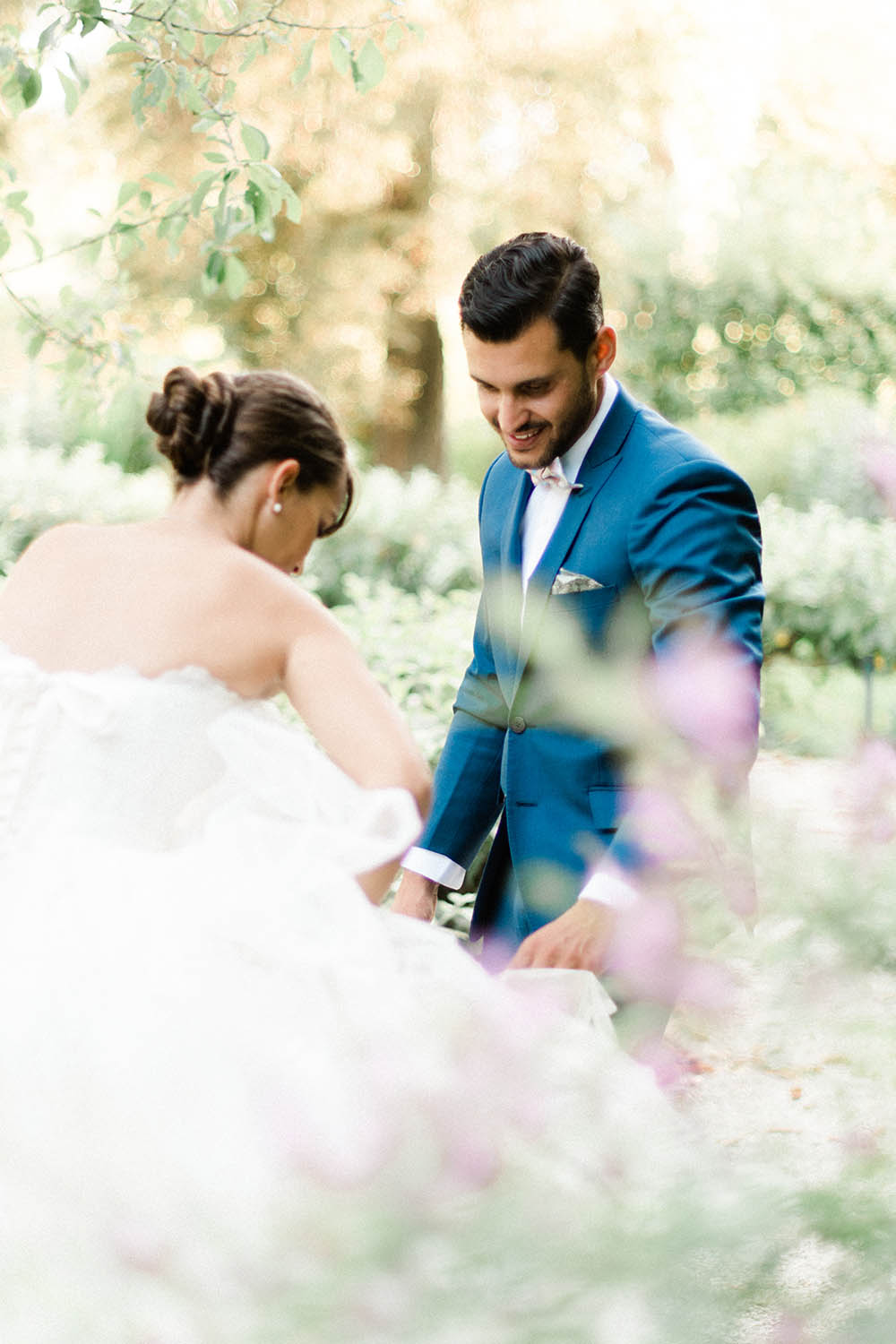 un homme aide la mariée à remttre sa robe